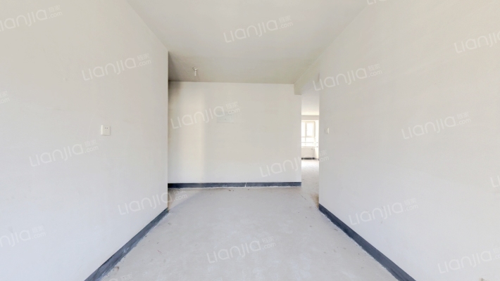 满二，三居室，集中供暖，采光好，优质房源！-餐厅