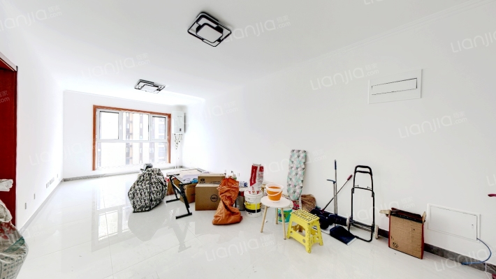 业主诚心出售，看房方便，带装修，中间楼层无遮挡-客厅