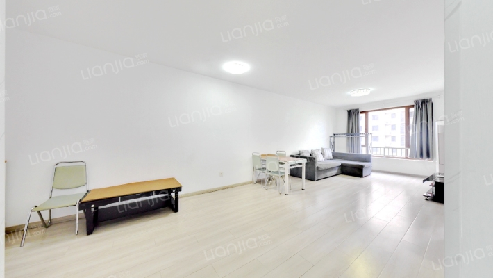 高铁旁，大两居户型方正，采光视野好。-客厅