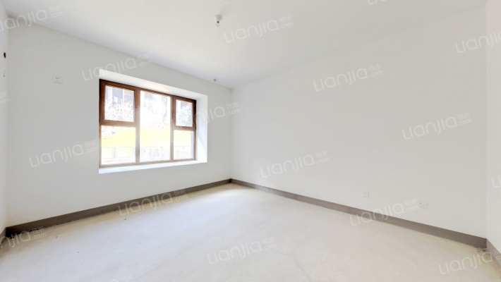 此房是洋房，电梯入户，带100平院 子。-卧室C