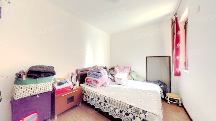 位置优越南面是全天采光小三居带装修。-卧室A