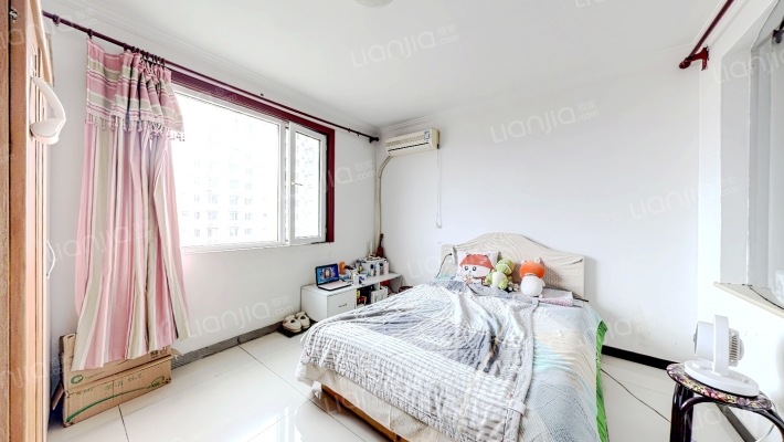 翔天万和城小区位于华阳路北侧，交通出行方便，-卧室