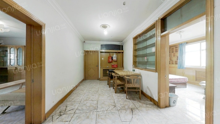 此房满五，简装，小区安静，地理位置好，居住舒适，-餐厅