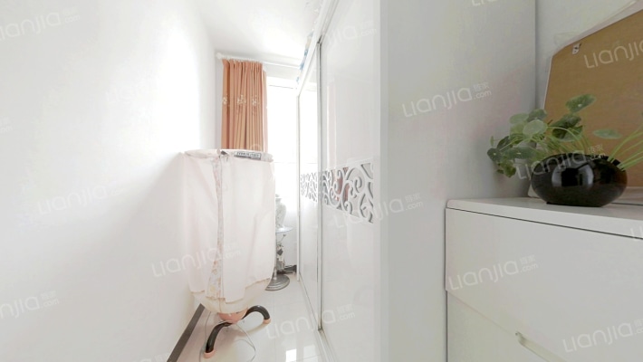 精装小两居，户型方正，采光充足，证满二。税费第-卧室A