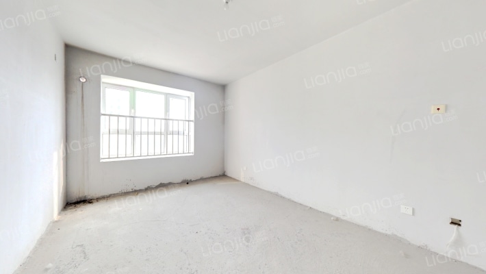 此房还有半年满五了，毛坯房，看房方便，采光好视野好-卧室A