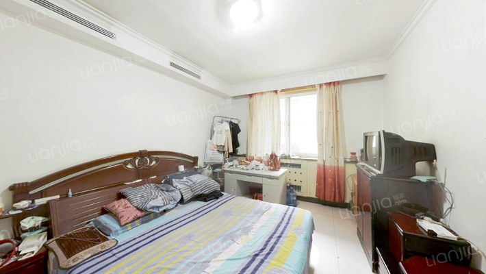 华阳路建行家属院南北通透大四居，房本满二年。-卧室A