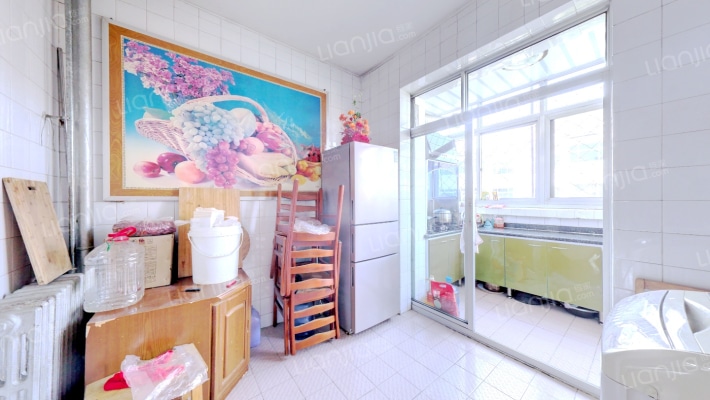 此房房本满五唯一，中直单位物业保障，社区成熟-餐厅