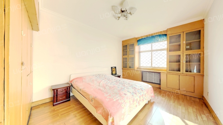 平安大街，好楼层，南北通透大三居80万-卧室A