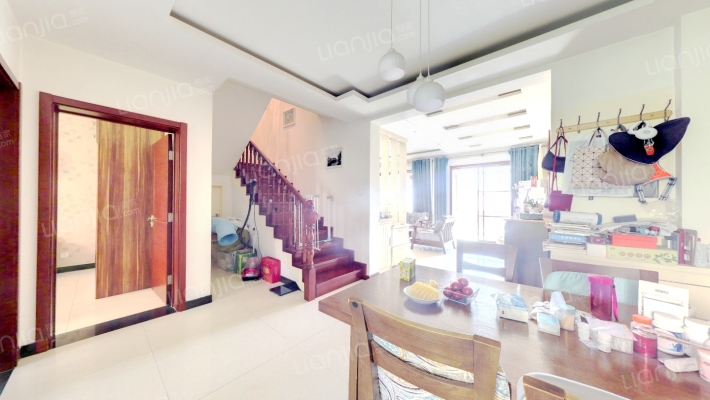 联排别墅，上下两层，全天采光，房本满五-餐厅