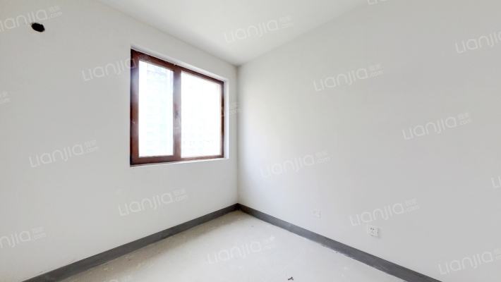 高铁新干线南北通四居，中间位置，中间楼层，业主诚售-卧室C