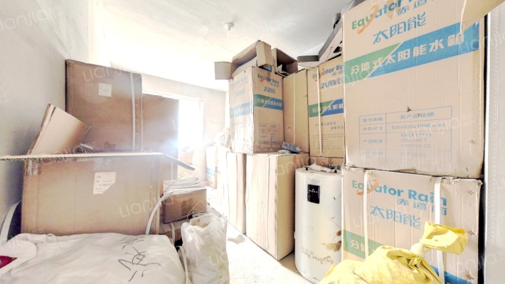 此房南北通透，三室两卫，三阳户型，大露台140平-卧室C