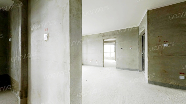 房子是南北通透三居，中间楼层，没有遮挡视野好-客厅