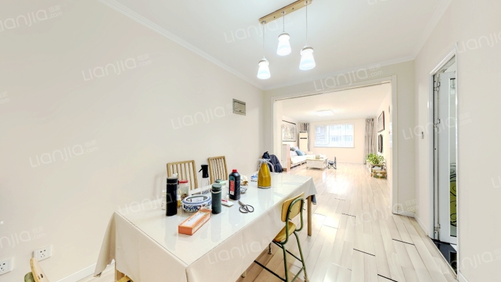 南北通透两居室，精装修，拎包入住。-餐厅