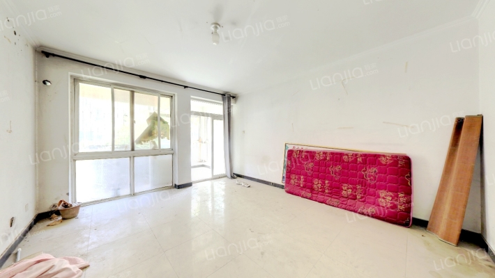 火车站  新板楼 好楼层 两居急售-客厅