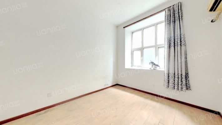 房子是四居室， 是一个下跃 ，南北通透-卧室A