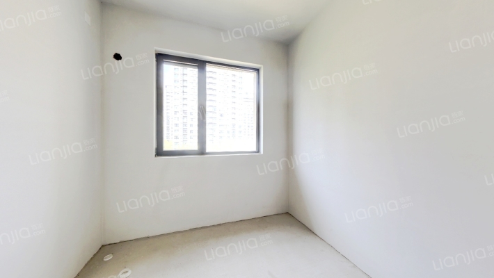 本房是经典的四叶草户型，房本满二南北三通透，双明卫-卧室D