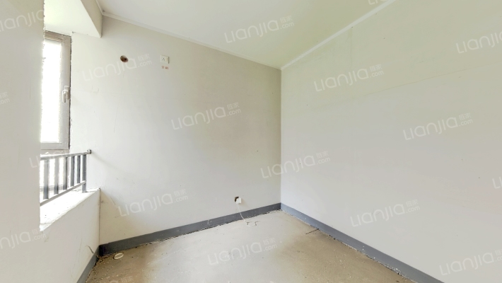 此房目前房本在手 方便交易 集中供暖 带车位-卧室A