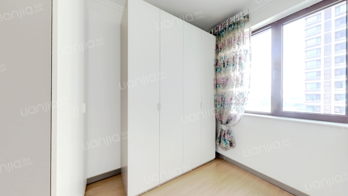 此房户型南北通透，采光充足，在小区西边单元更安静-卧室C