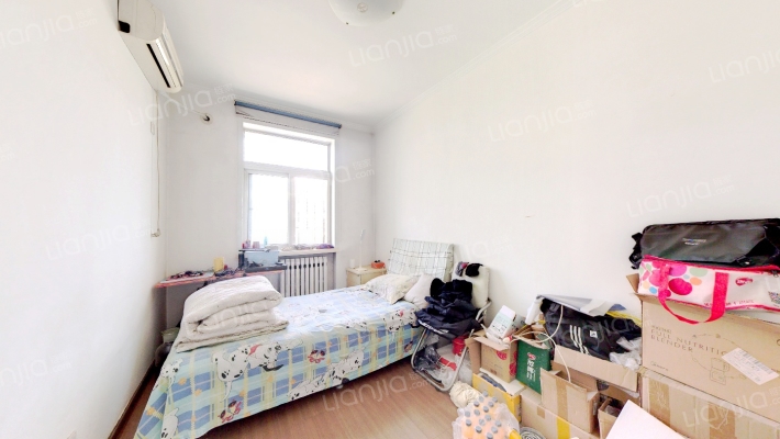 此房出门便是冠云路主路，房本满二，采光好。-卧室A