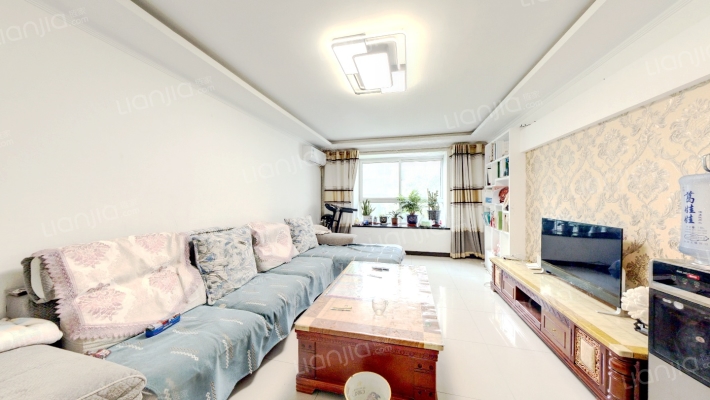 一层带小院，带地下室，带地下车位，简单装修。-客厅