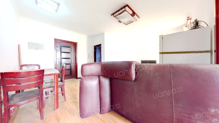 房本已满两年 三个卧室都朝阳 中间楼层 采光无遮挡-客厅