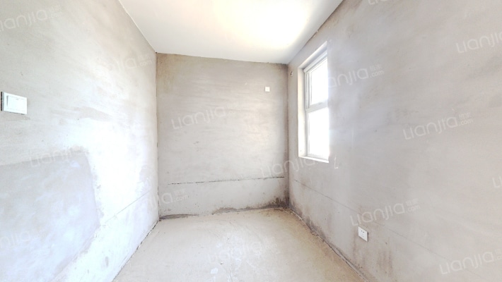 房子七十年产权    集中供暖  中间楼层-卧室B