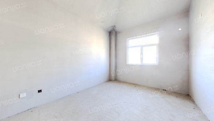 此房满五唯一，有车位，有两个露台，看房方便，采光好-卧室D