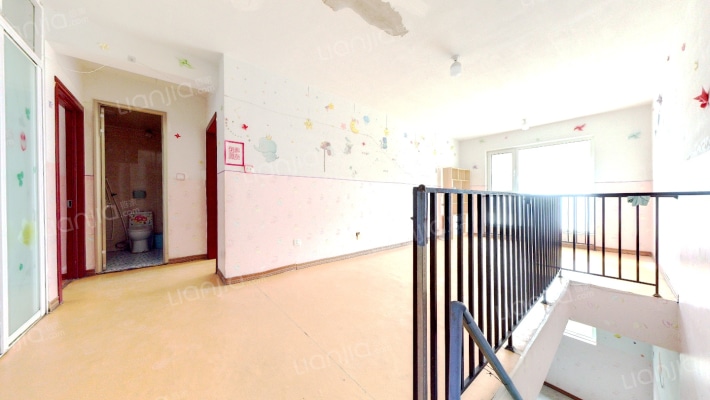 通透三居室小区环境好一层带下跃-客厅B