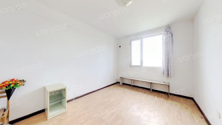 低楼层，客厅卧室朝南的两居，简装地板好改造-卧室B