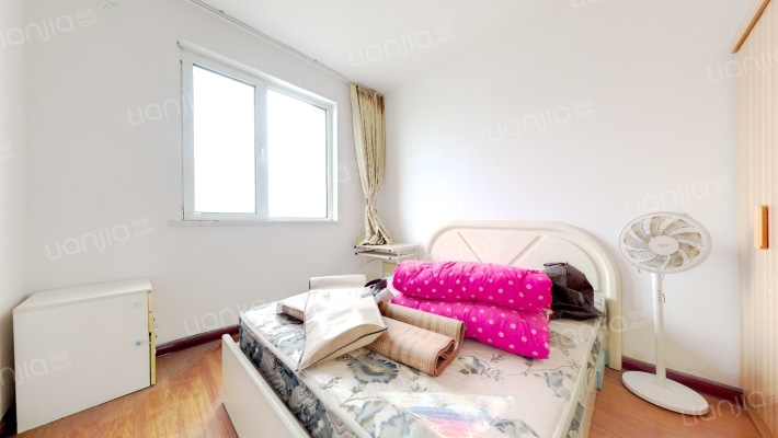 房子马上满5了。税费低。南北通透三居精装修-卧室B