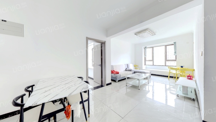 房子是全阳两居，精装修  户型方正-客厅