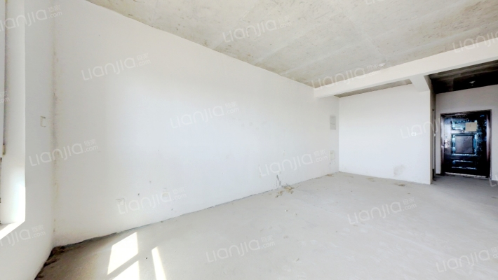 上园，92平带顶跃65平，挑高5米，露台100平-客厅