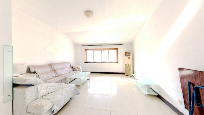 户型方正，客厅主卧朝阳不挡光，北侧大露台视野好-客厅