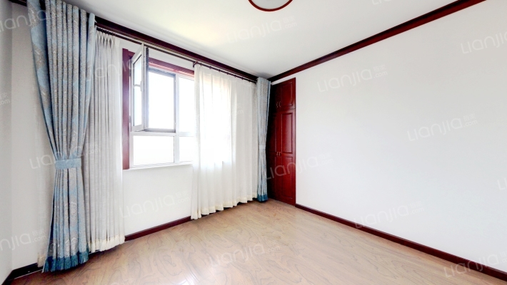 此房是满二年的，经典南北三居室，自住装修标准-卧室B