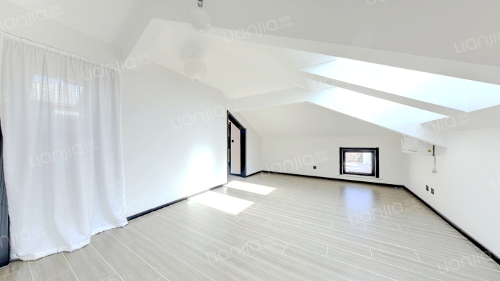 花园洋房顶层带阁楼，精装修，前后露台-客厅B