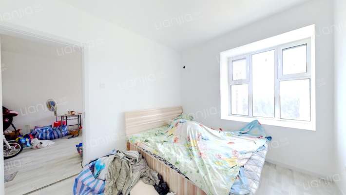 此房精装修的，诚心出售，可以看房子，我有房子视频-卧室B