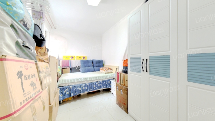 南向两居室，精装修，拎包入住，房本满二税费低-卧室A