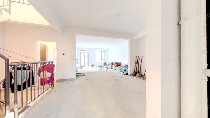 高铁商圈 鸿坤理想湾叠拼别墅 一层带前后花园-客厅B