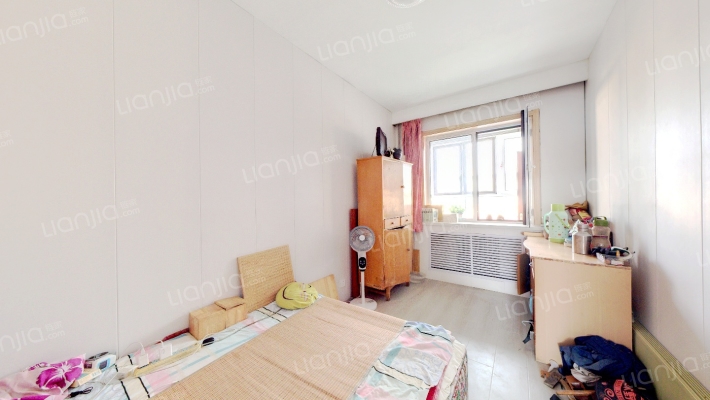 房本满五唯一，三羊开泰户型，低楼层居住舒适。-卧室B