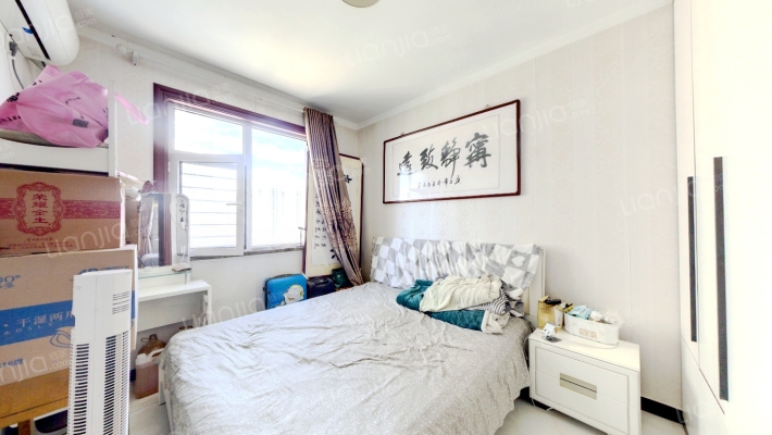 房子南北通透三居，房子户型方正没有浪费空间。-卧室B