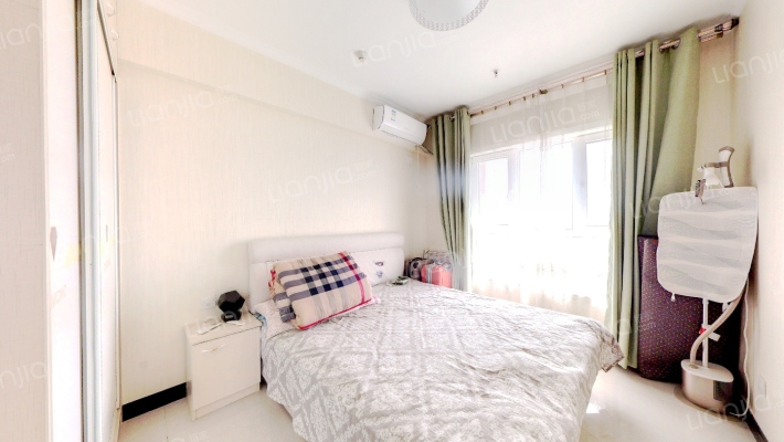 东兴北街弘德缘精装大三居，本满二年。-卧室C