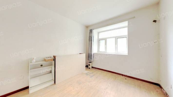 房子是四居室， 是一个下跃 ，南北通透-卧室D