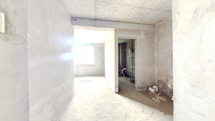 东西朝向 毛坯房 一居室，一层带小院-客厅