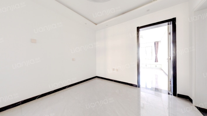 满五年，南北通透，新装修没住过，集中供暖，得房率高-客厅