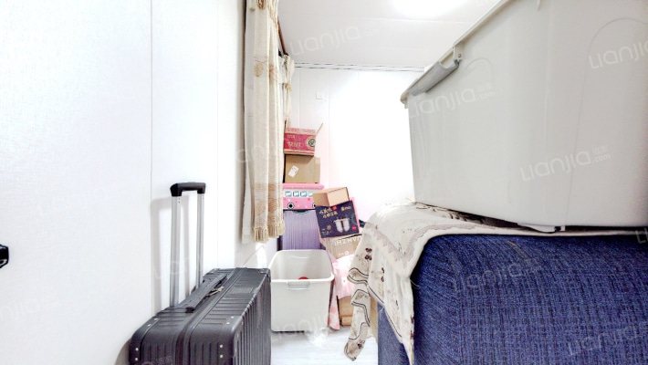 业主诚心出售，位置优越，采光充足。-卧室A