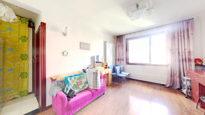 房本满五唯一，正规一室一厅， 小区环境好。-客厅