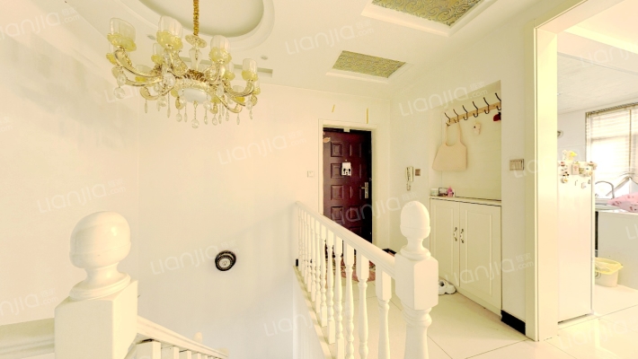 冠云路 新加坡花园 一层带下跃 6居室，130万可议-客厅B