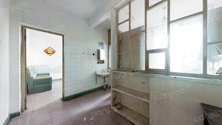 房子格局户型方正  采光全天      交通便利-客厅