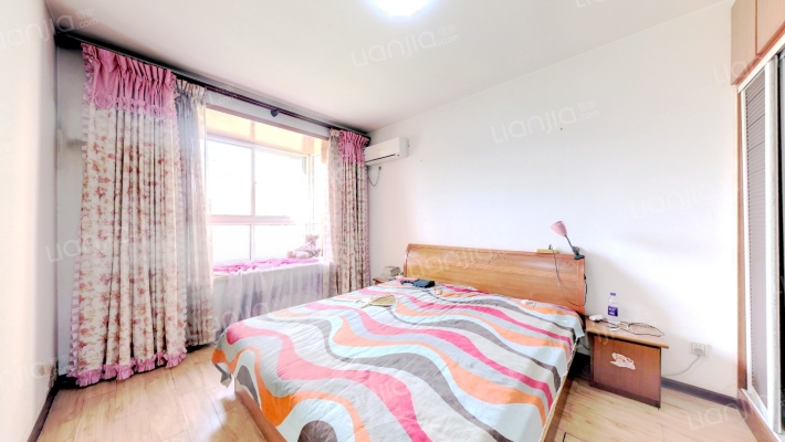 此房南北通双透格局好，视野宽阔-卧室B