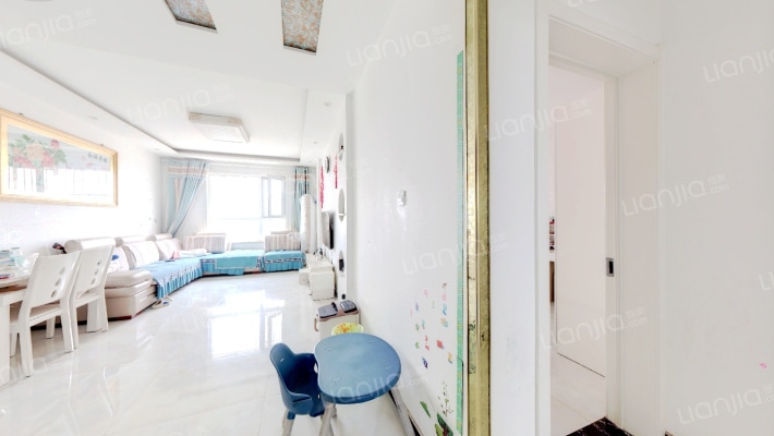 公摊小，楼层好，配套齐全，交通便利。房子带电梯-客厅